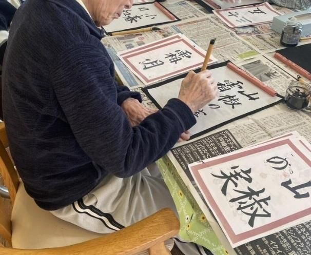後ろに美しい青い海と空が見えているイベントの集合写真