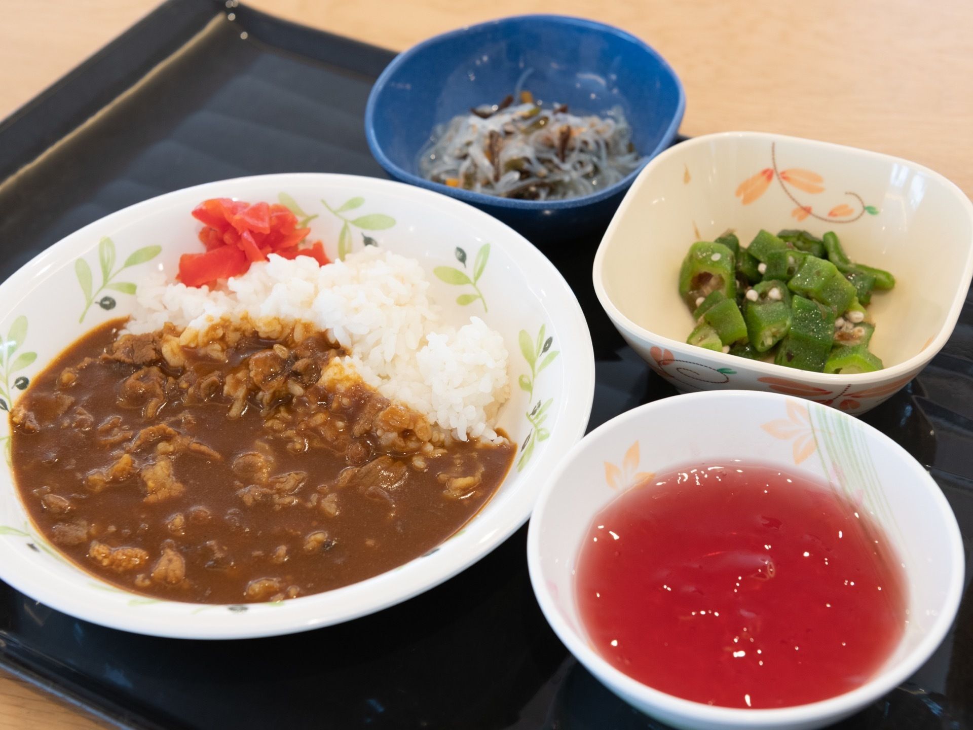 大皿に盛られた主食と小鉢にそれぞれ盛りつけられた副食およびデザートが用意されている。盛りつけは丁寧で、多すぎず少なすぎない量である。