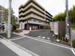 周囲のマンションや自然の木々の色合いと調和した佇まいの施設である。建物の2階以上の部屋の外周には、ベランダが設けられている。