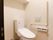各居室には個室タイプのトイレが用意されている。壁にはＬ字型の手すりが取りつけられ、使用時に体の支えとなる。