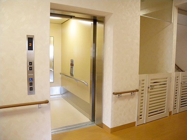 車いすなどの乗車もスムーズに行える広さのエレベーター