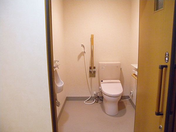手すりが設置され、低めの手洗い場もある広々とした洋式トイレ