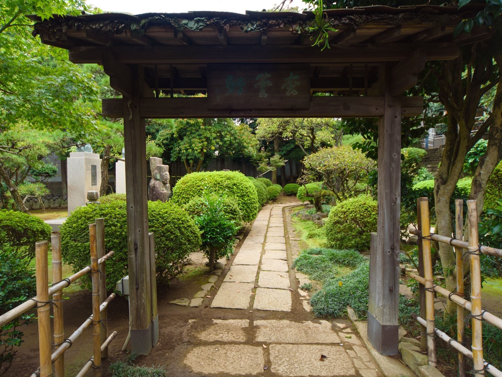 施設には広々とした日本庭園がある。散策を楽しめるよう歩道が敷かれている。気軽に自然を満喫することができる。
