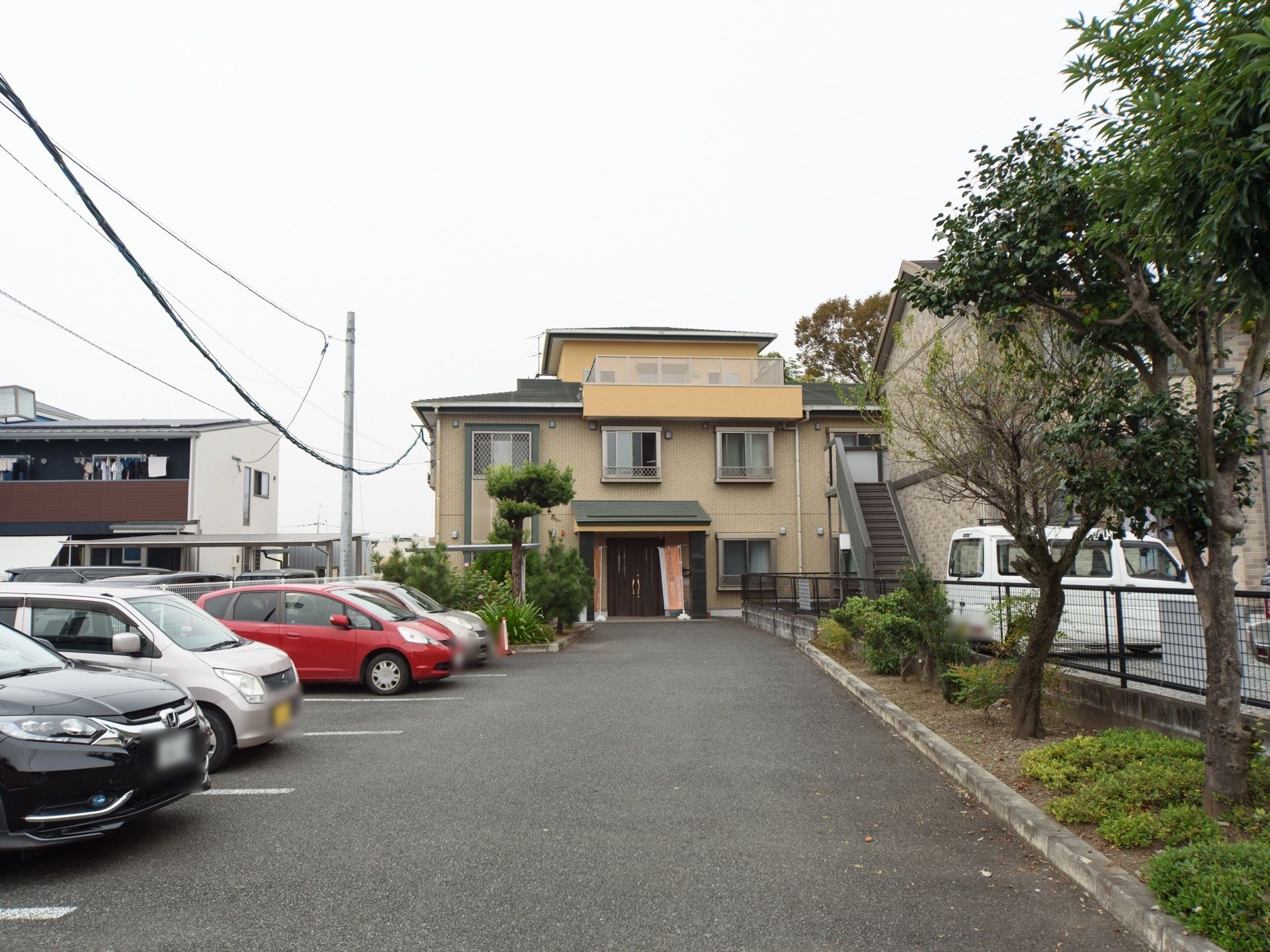 敷地内に広い駐車場が完備されている。３階建ての建造物で、周辺に大きな建物がないので日当たり良好である。