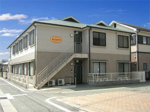 一見すると施設に見えない、外階段付き2階建てのホーム