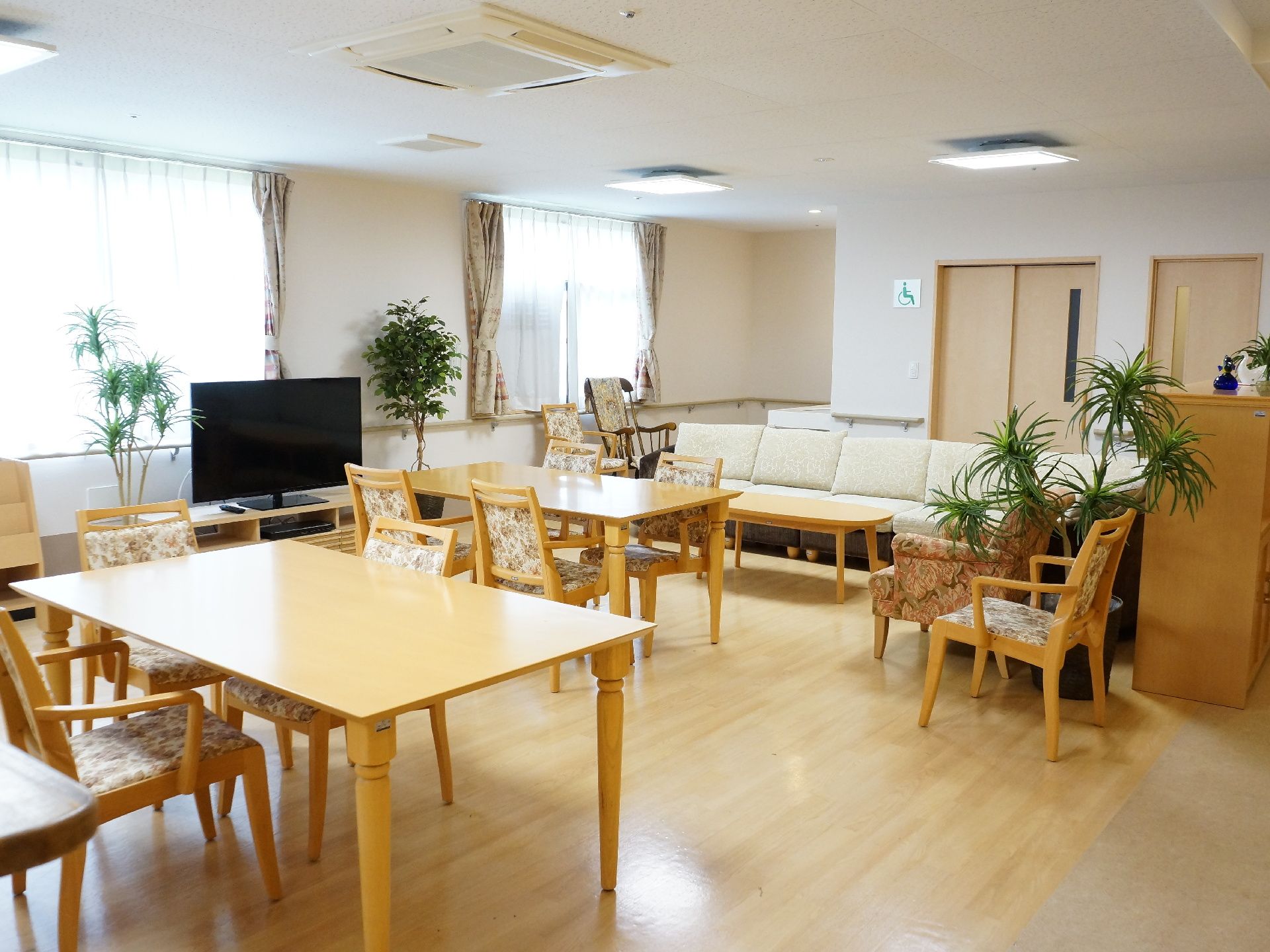 広々としたダイニングルームは、段差のないバリアフリーとなっている。また壁には手すりが取り付けられている。