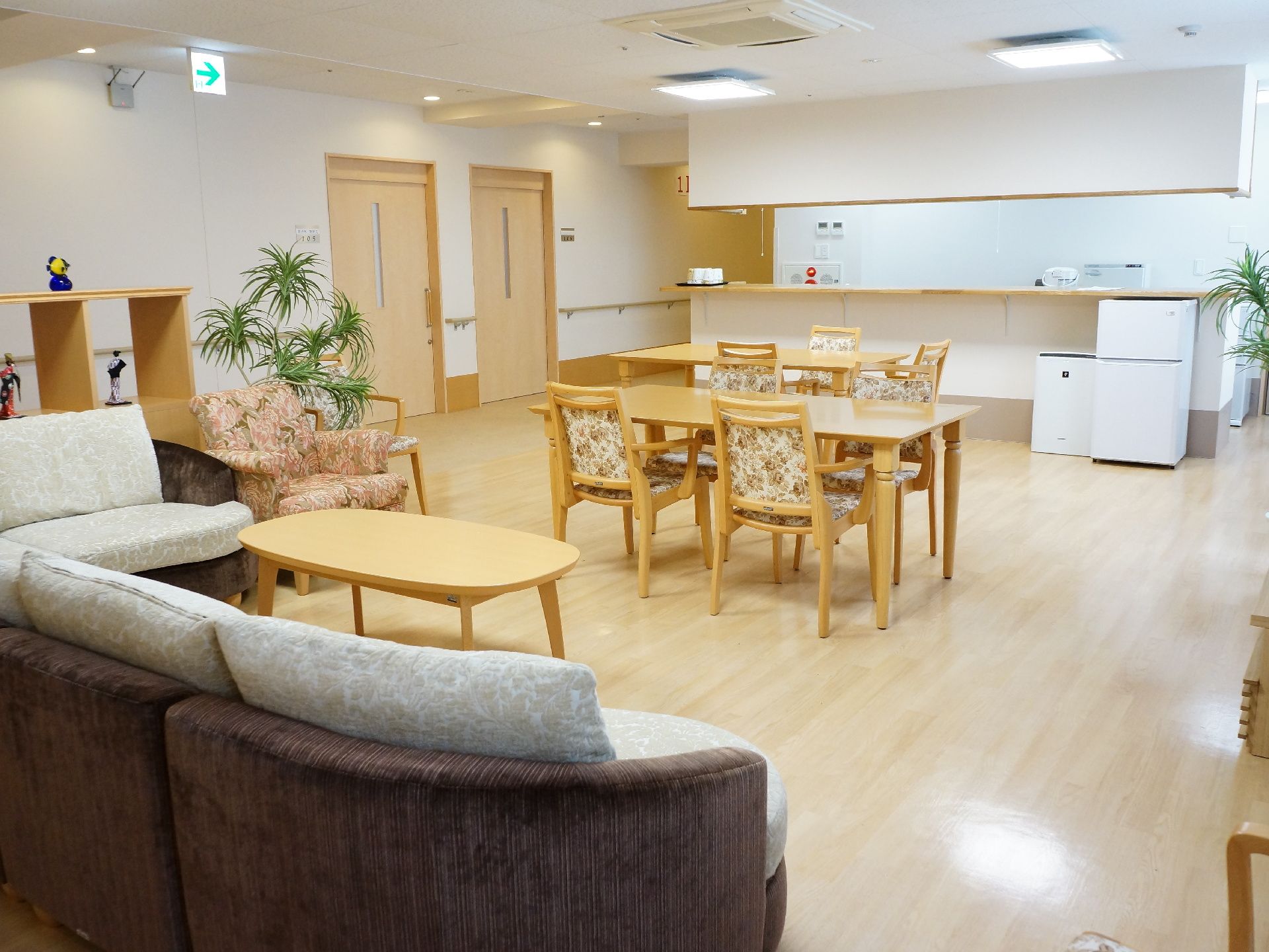 入居者のためにたくさんのイスやテーブルが置かれている。また通路との仕切りはなく、開放的なフロアとなっている。