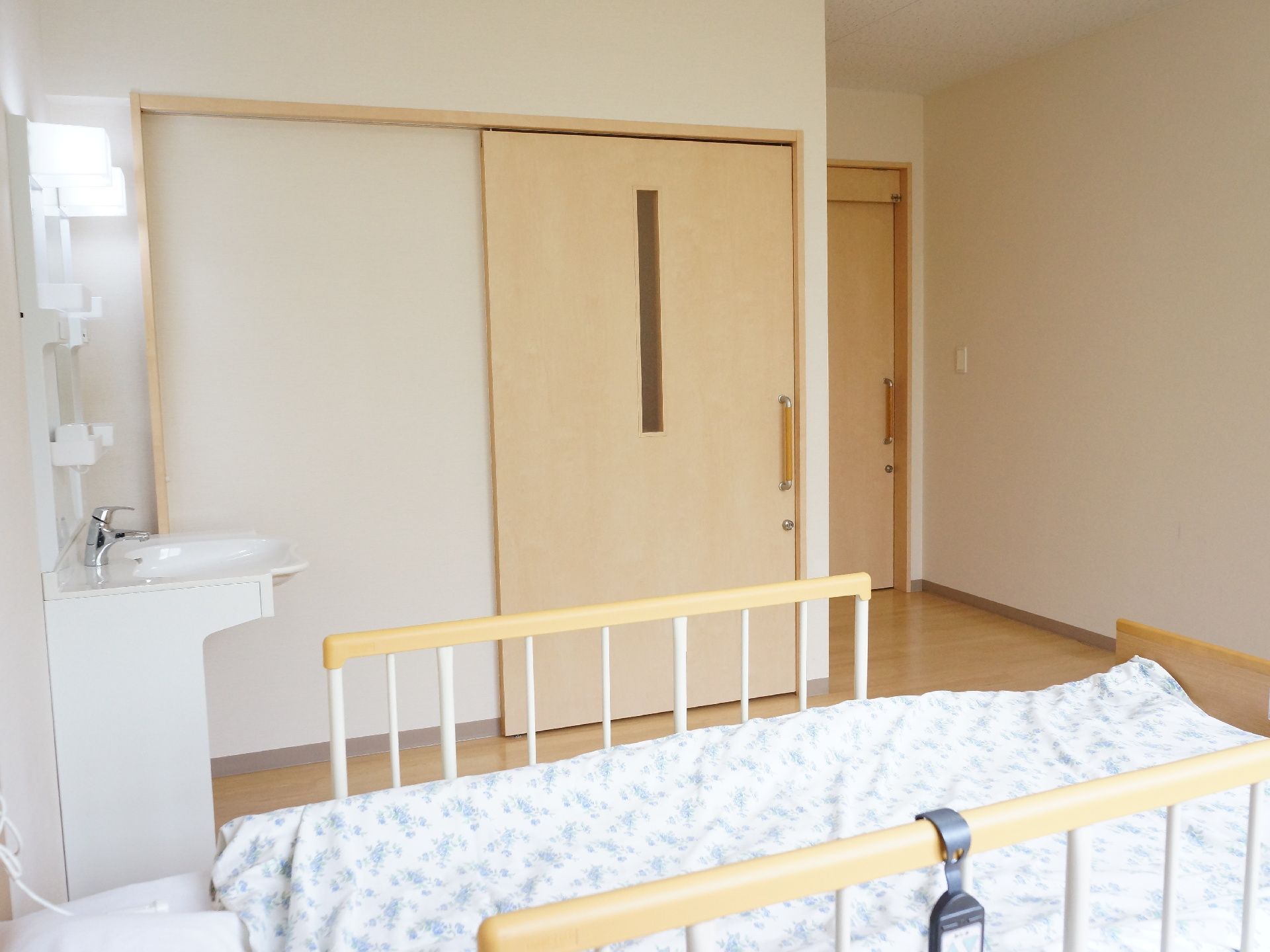 居室のフロアは段差のないバリアフリーとなっている。また高齢者に配慮して扉は開け閉めしやすい、スライディングドアを設置している。