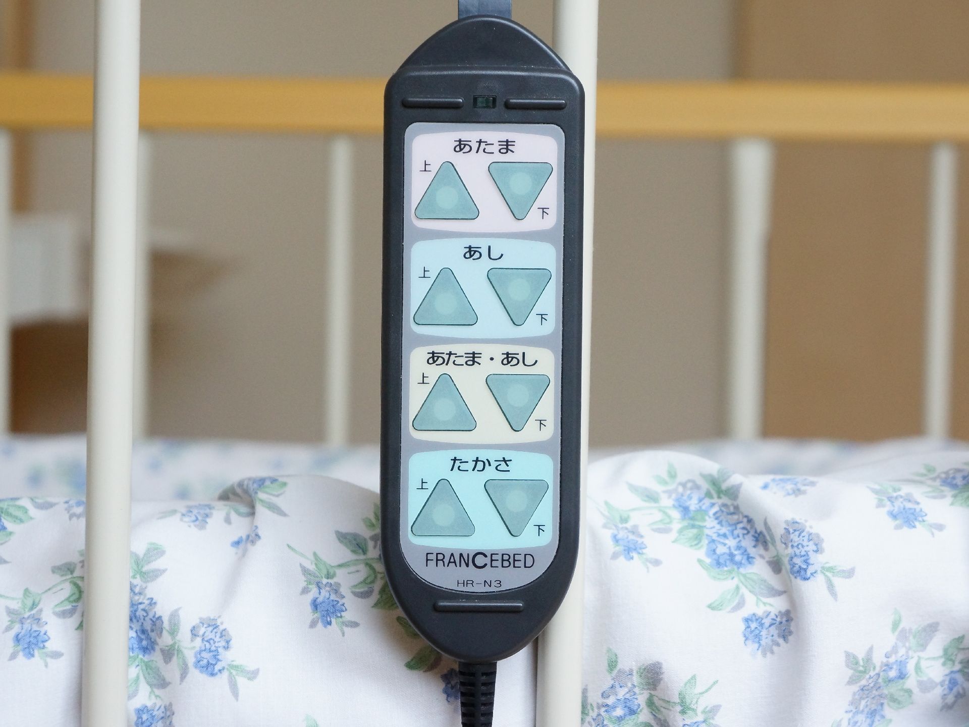 室内には介護用ベッドが置かれている。電動でリクライニングが可能となっていて、あたまやあしの高さがリモコンで変えられる。