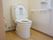 トイレにはウォシュレットのついた洋式便器を設置している。また壁には緊急時の呼び出しボタンがあり、手すりを取り付けている。