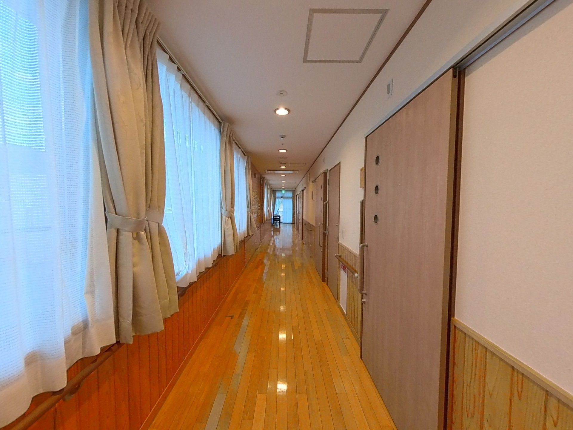 明るい廊下と部屋の扉