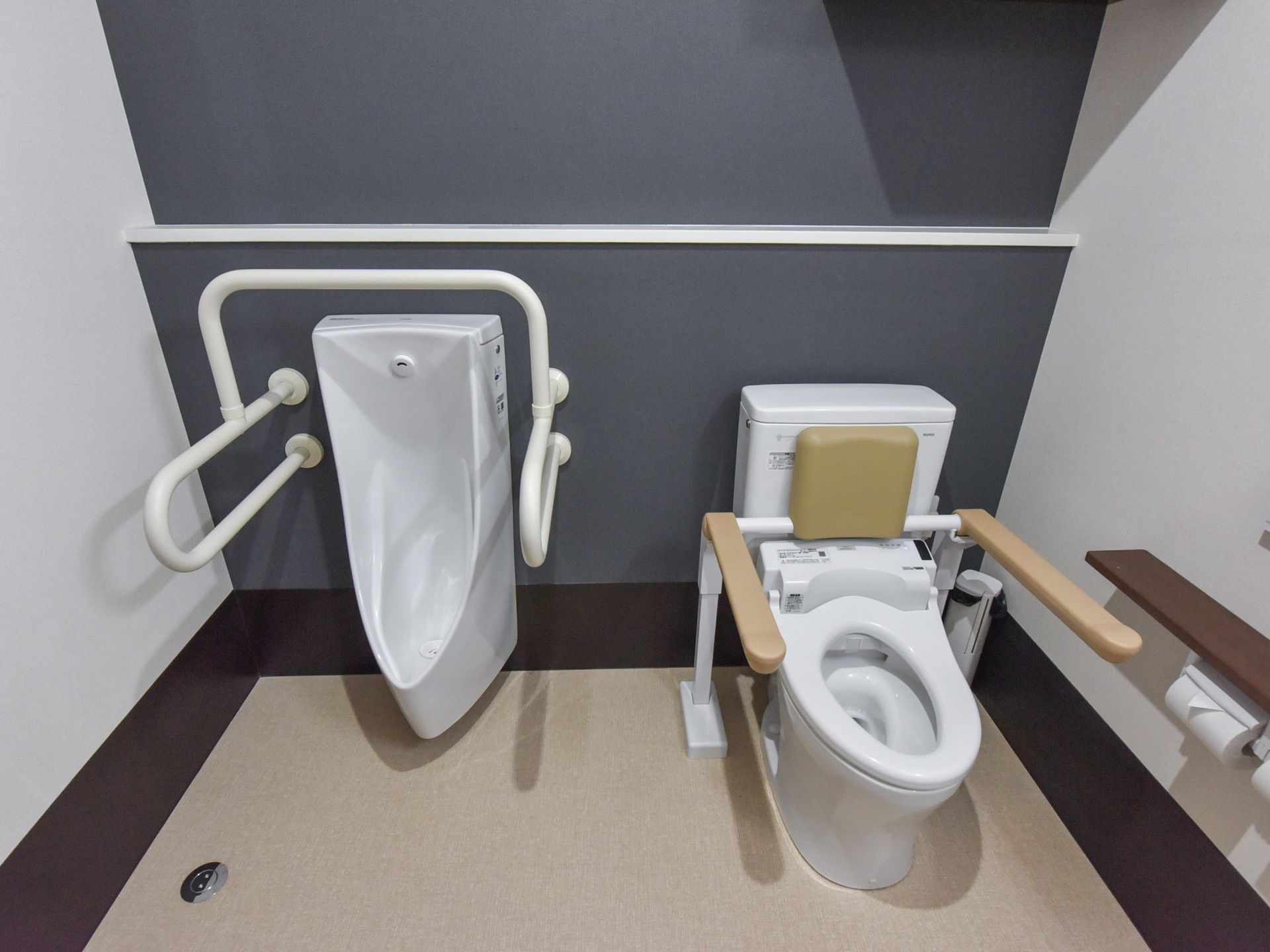 広々としたトイレには洋式トイレと男性用の便器が設置されている。手すりがあるので、安全に利用することができる。