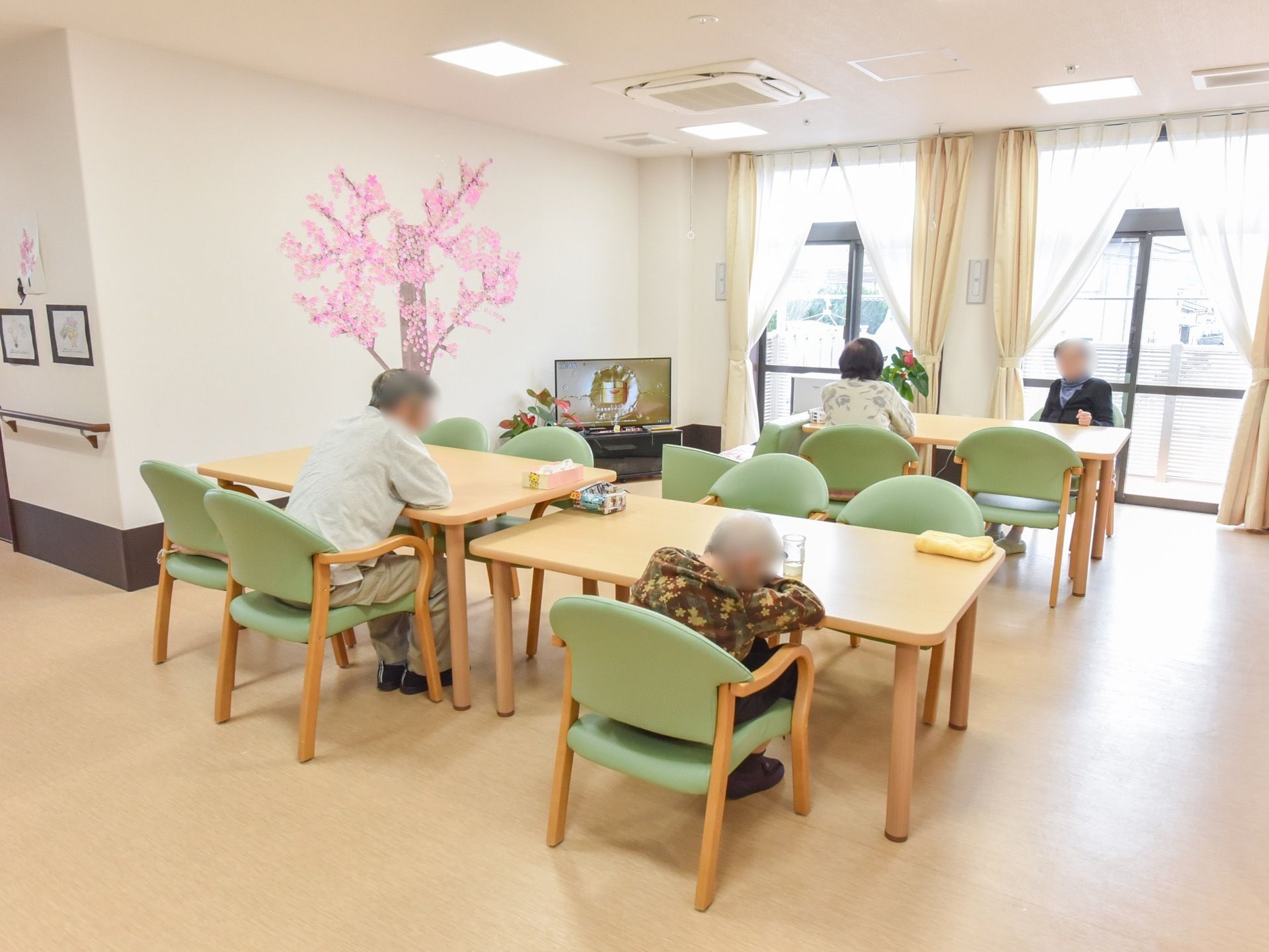 テーブルやひじ掛けの付いた椅子を設置している。安全にゆったりと座ってくつろぐことができる広々としたスペースになっている。