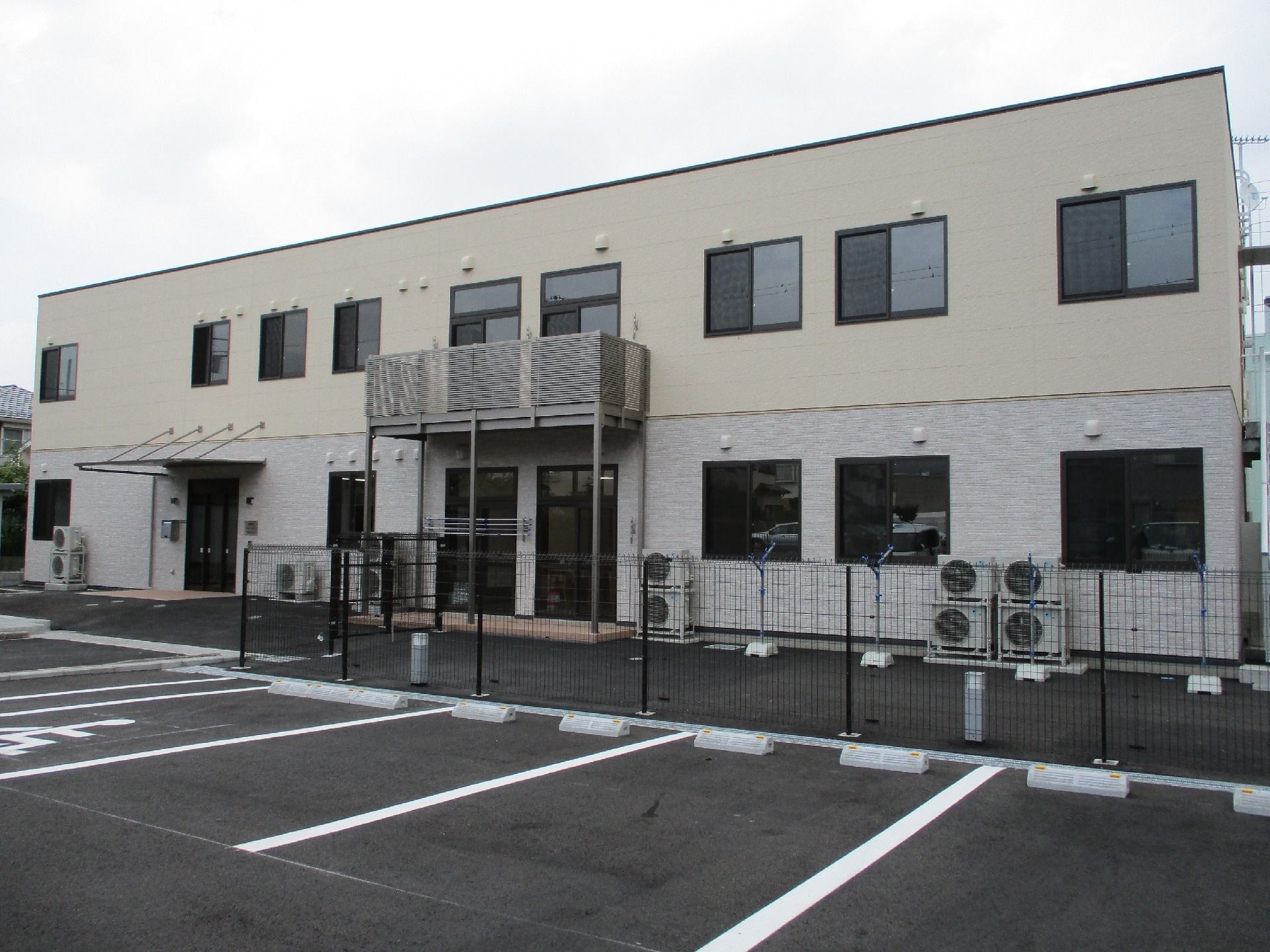 一階と二階部分で壁の色が塗り分けられた、二階建ての四角いホーム