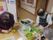さやいんげんの筋取りなどの野菜の下処理をしている。指先を使った活動を行うことで、認知症予防にもつながる。