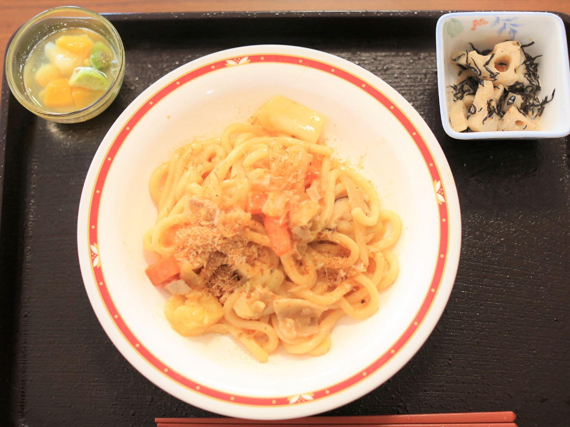栄養バランスや色合いを考えたメニューを栄養士が考えている。ダイニングにキッチンが併設され、できたての状態で提供される。