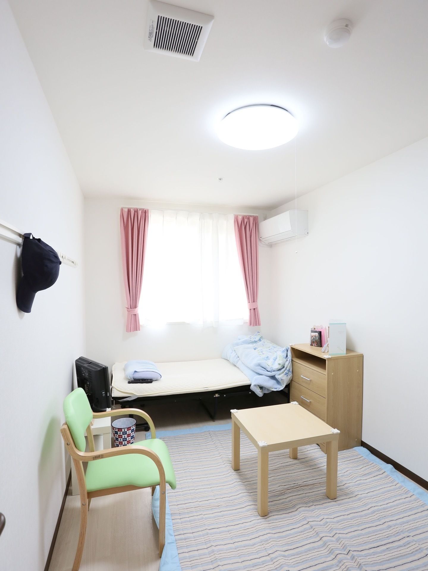 室内は綺麗に清掃が行き届いており、気持ち良く利用することができる。ベッドの他に、椅子テーブル、小物台が置かれており、ゆっくり過ごせる。