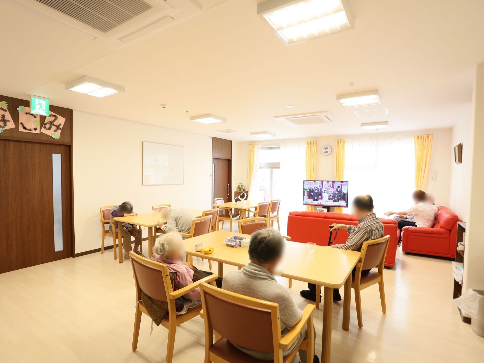 清潔感のある広い室内が、共有スペースとして設けられている。大きなテレビもあり、仲間内で会話を楽しみながら、ゆっくりと時間を過ごすことが可能。