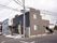 地上２階建て。角地にある。壁には施設名が表記されている。玄関の前には、階段とスロープが設置されている。