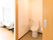 居室に備わるトイレは洋式である。便器横の壁にはL字型の手すりが取り付けられている。白色を基調とした個室内である。
