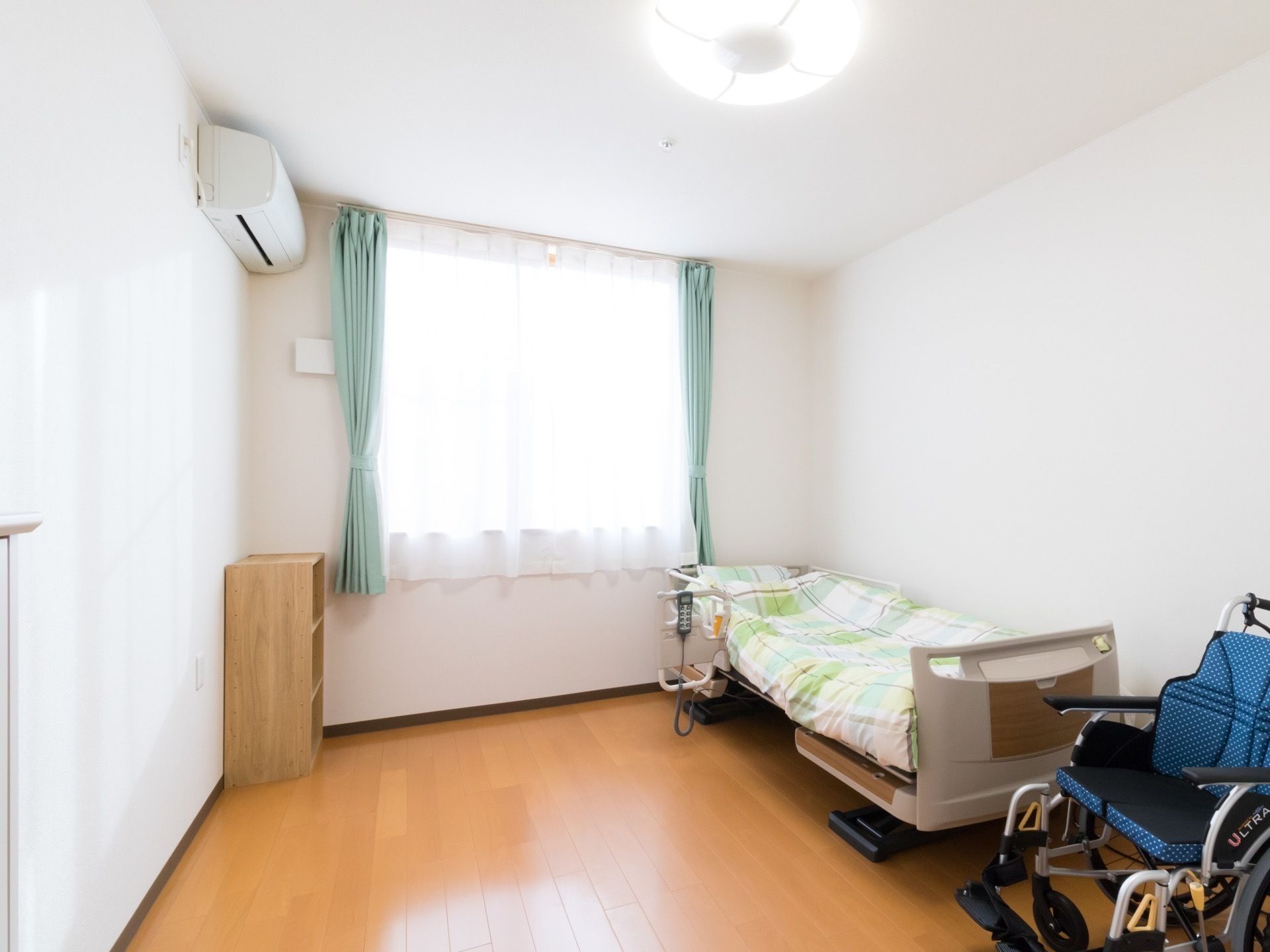 明るい個室の居室