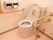 トイレにはタンク付きのトイレが1つ設置されており、トイレットペーパー掛けが2ヶ所取りつけられている。