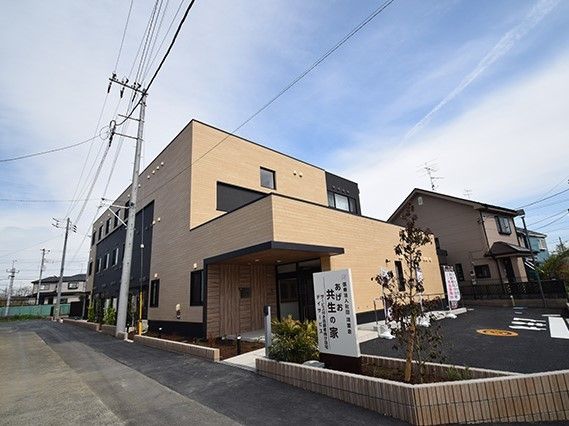 道路に面した住宅街に建つ、四角形でモダンな外観のホーム