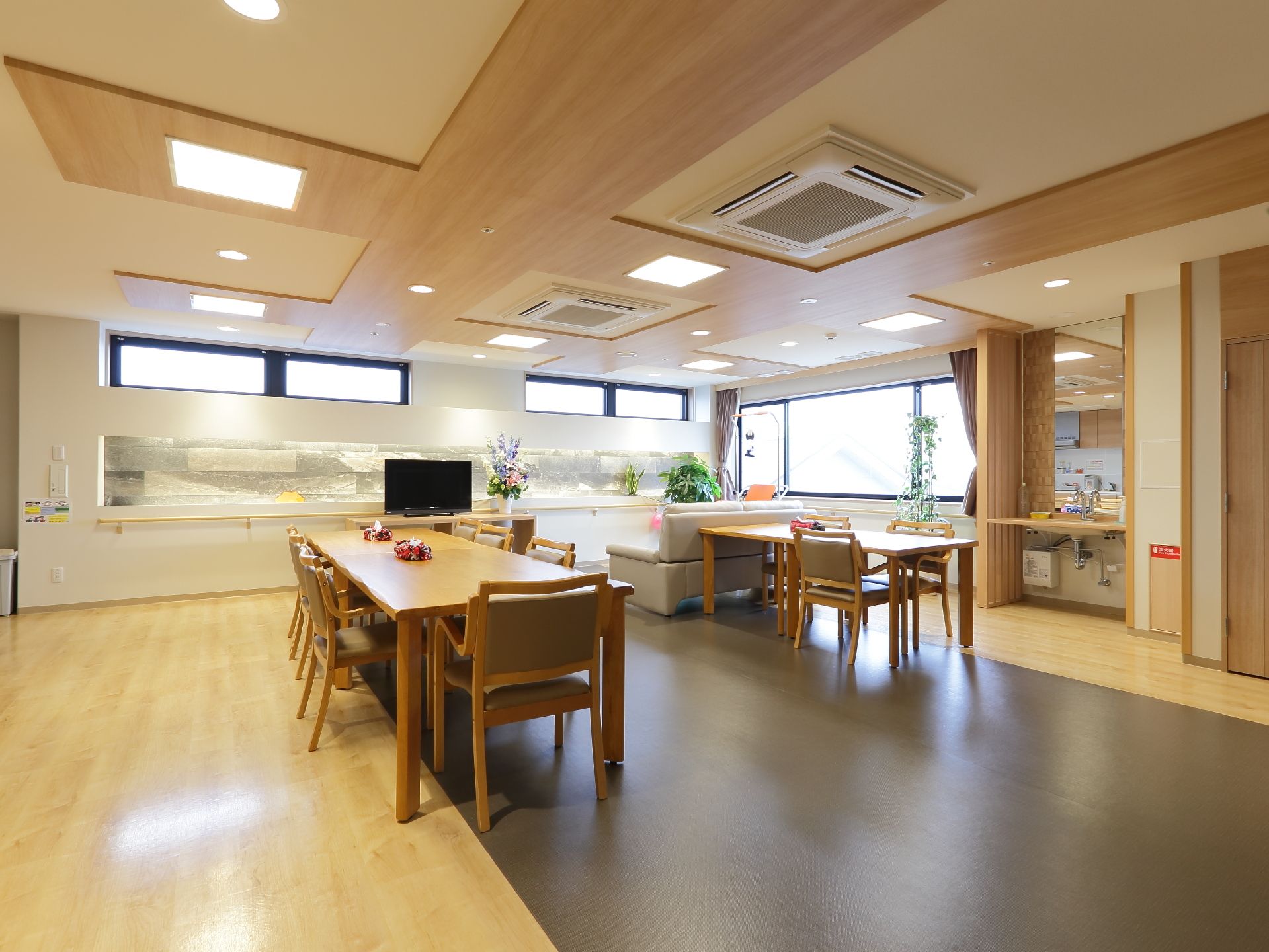 大きな窓から自然光がサンサンと降り注ぎ明るく広々とした空間となっている。右側の壁際には、洗面台が設置されている。