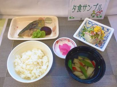 煮魚や豆腐のサラダ、ごはんと吸い物のセット