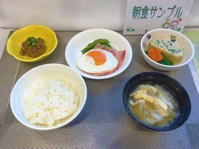 ベーコンエッグと具入りたまご焼きや漬物とごはんと味噌汁のセット