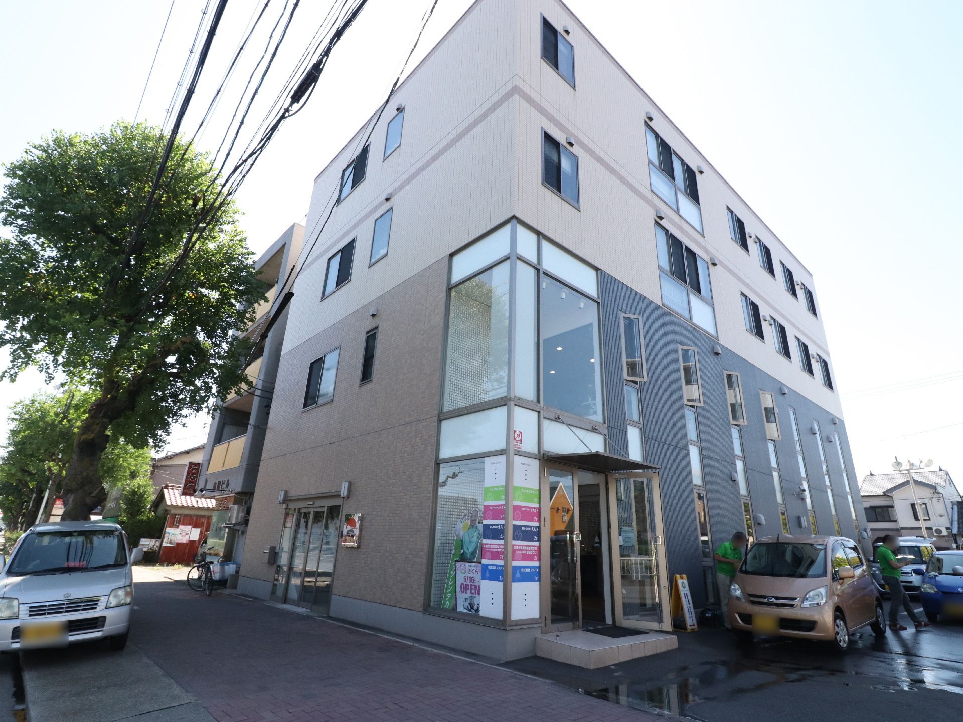 "4階建ての上2階部分はベージュ、1