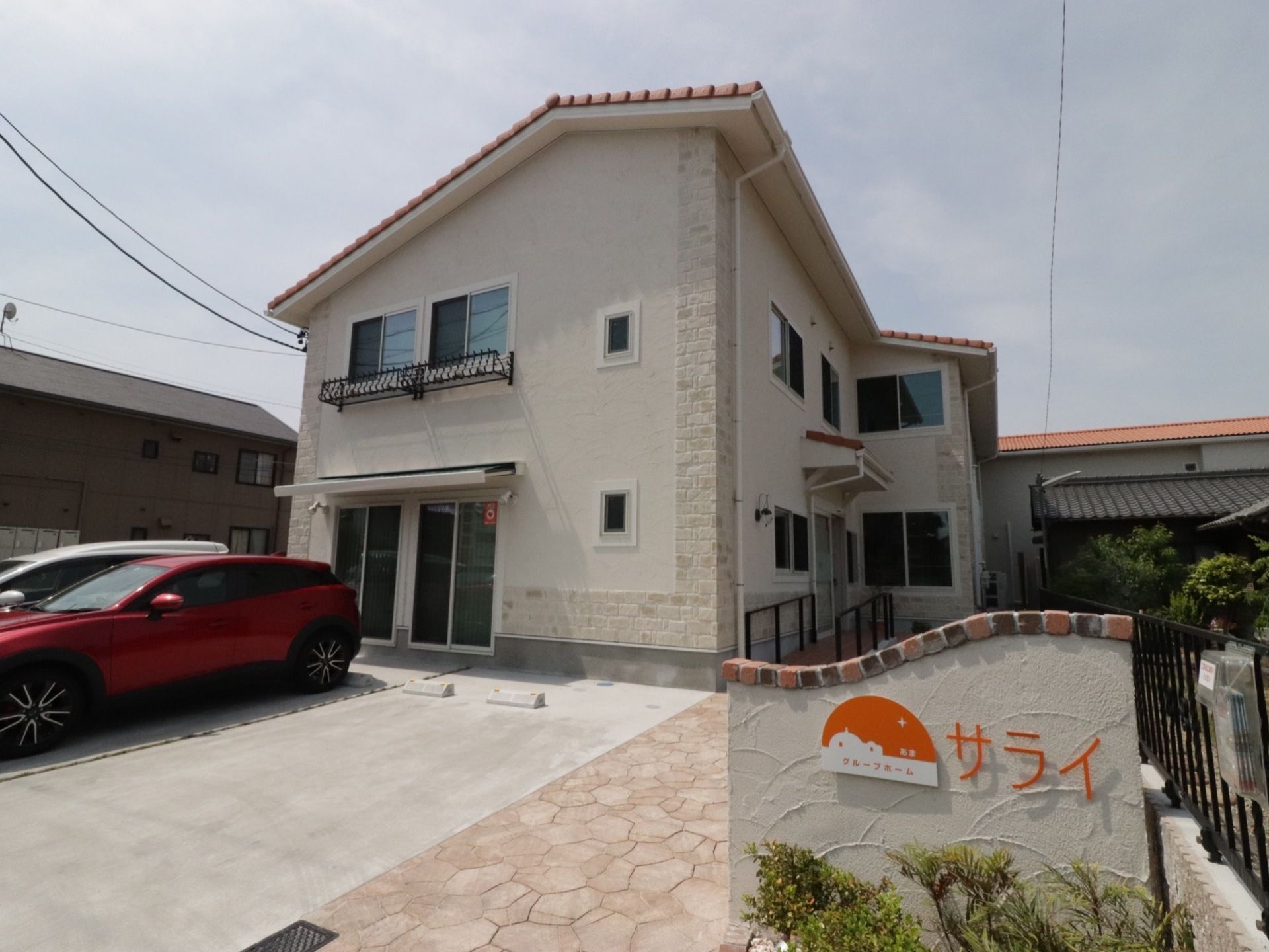 施設は閑静な住宅街の中に設けられている。建物のすぐそばには駐車場が用意されているため遠方の来訪者様も利用しやすい。