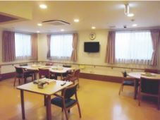 食堂は、温かみを感じられる空間となっている。テーブルをゆったりと設置しているので、車椅子をご利用の方も移動しやすい。