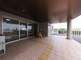 入口の屋根付きアプローチ