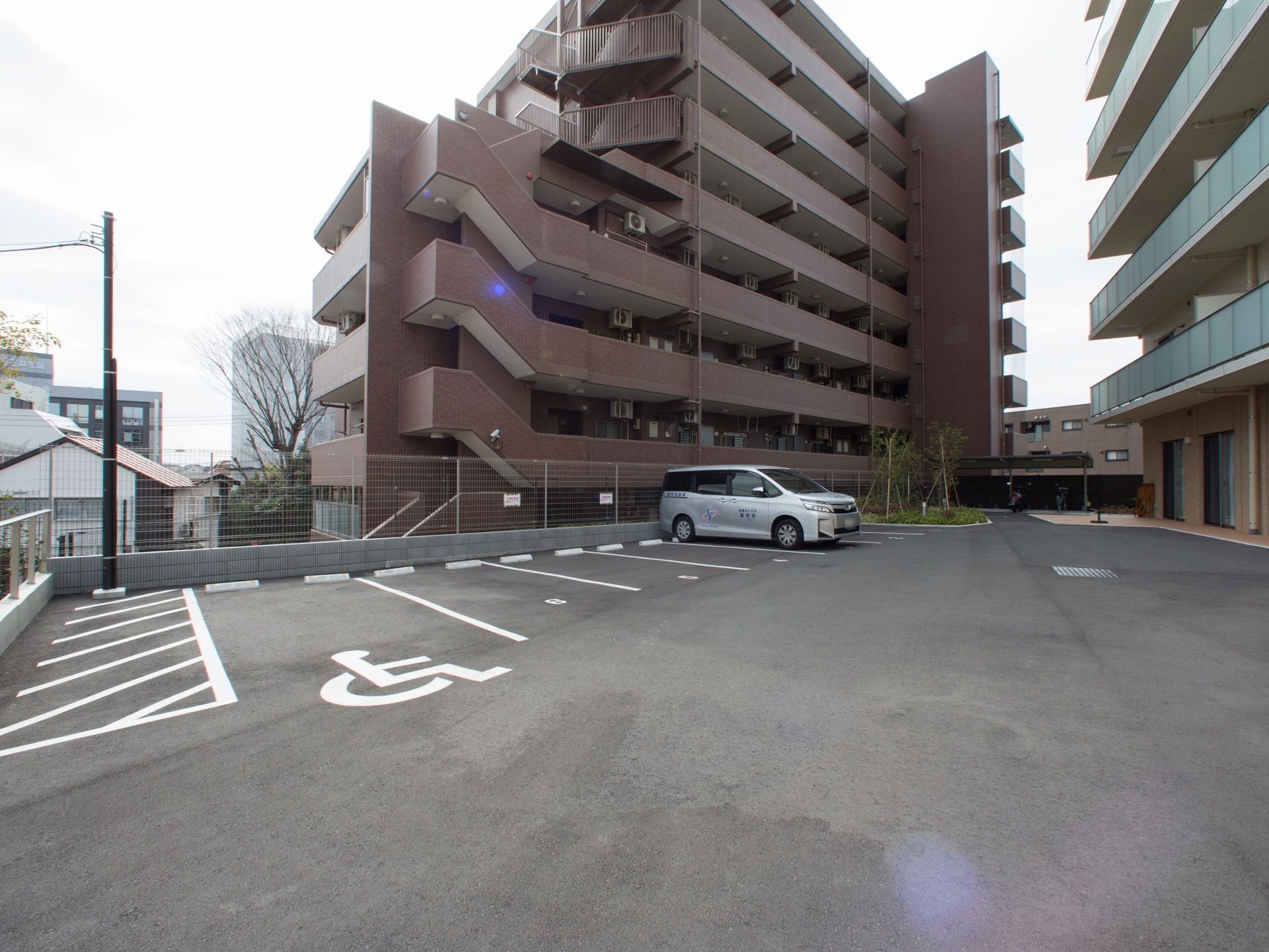 施設には駐車場が完備されており、施設への移動の負担も少ない。また、車椅子用の駐車スペースもあるため、車椅子をご利用の方も移動しやすい。