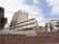 高級マンションを思わせるような10階建ての建物である。周辺は閑静な住宅地である。エントランスまではスロープが完備されている。