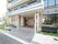 マンションのようなきれいな外観で印象深いので、建物が見つけやすい。入口には階段とスロープが設置されている。