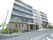 施設は道路に面して建てられている５階建てである。１階の入口横側には手すり付きのスロープが設置されている。