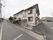 閑静な住宅街の角地に広々と建てられている。外観は2階建てで集合住宅のようになっている。窓が多く設置されて日の光をたくさん取り込める造り。