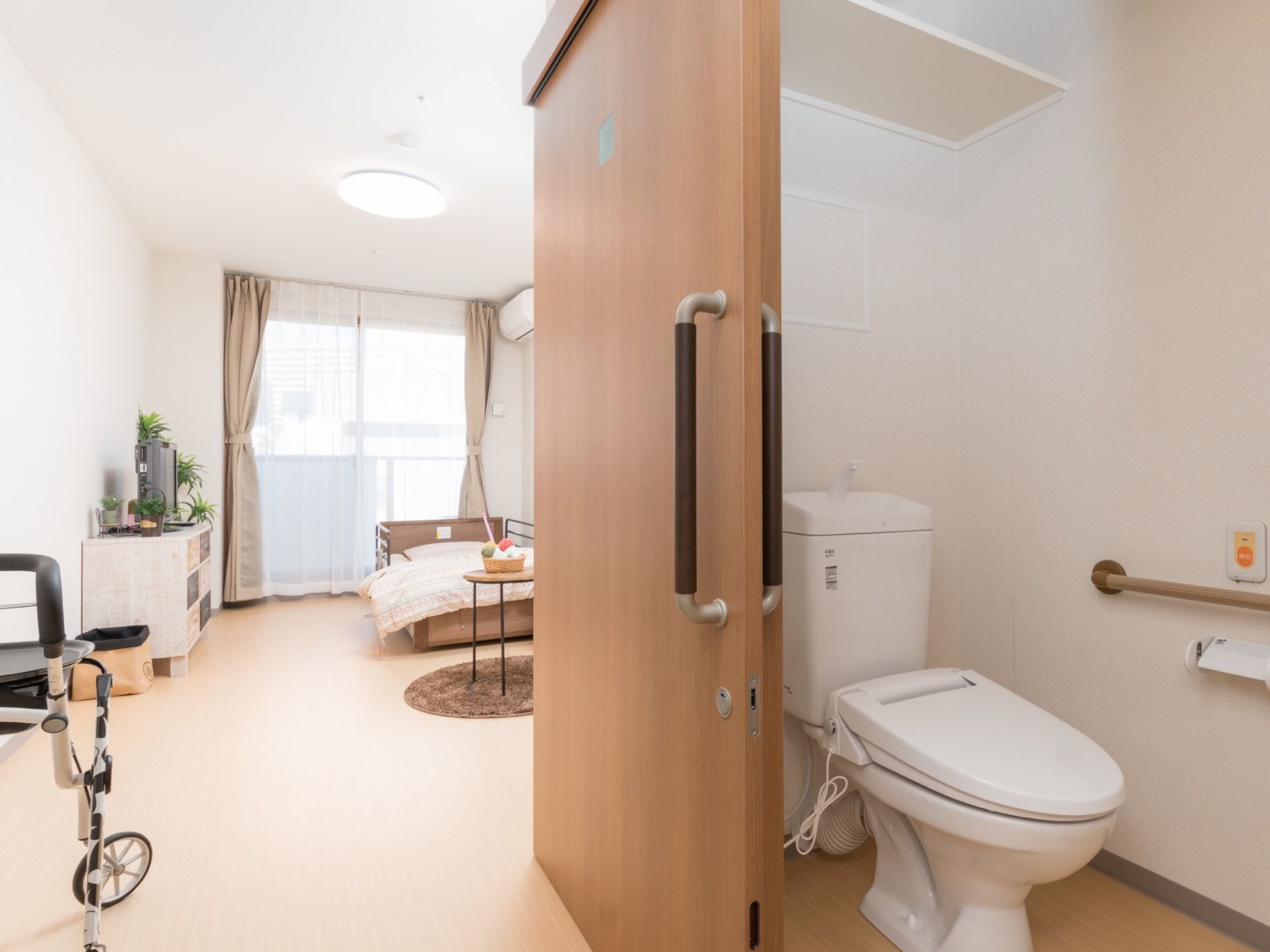 温水洗浄便座器が完備され、安全対策がとられたトイレがある居室は、介護用ベッドや設備環境が整えられている。