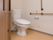 温水洗浄便座器が完備されたトイレは、手すりや呼び出しブザーが設置されている。入居者様は安心して、快適に用をたすことができる。