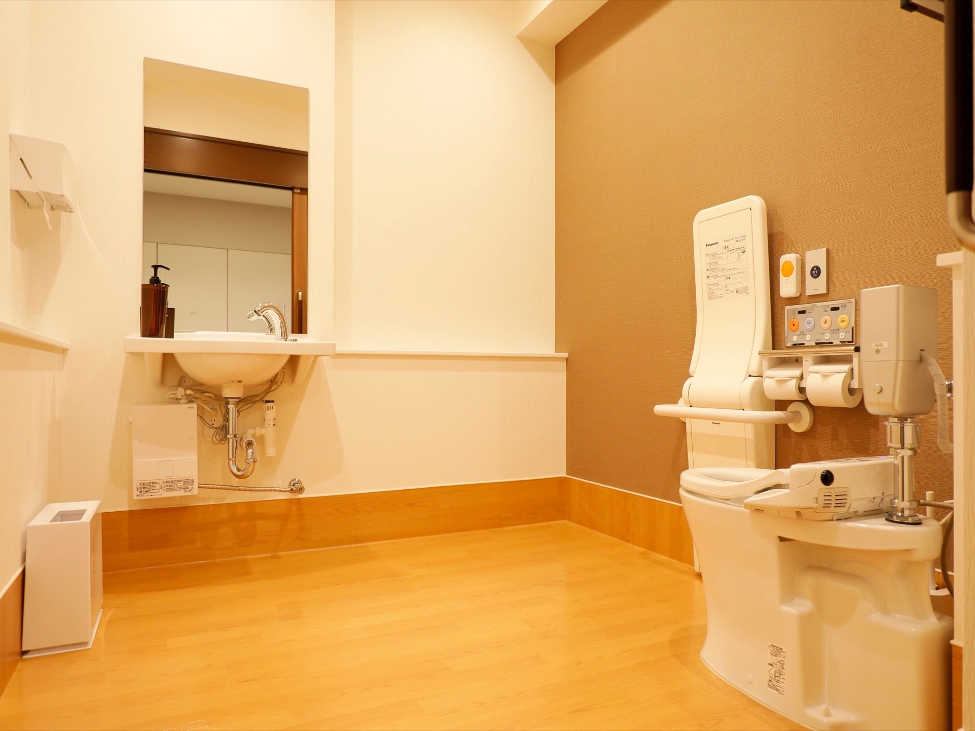 広いトイレになっており、スペースに余裕がある。独立した洗面台に、ハンドソープやペーパータオルがあり、手を清潔に保つことができる。