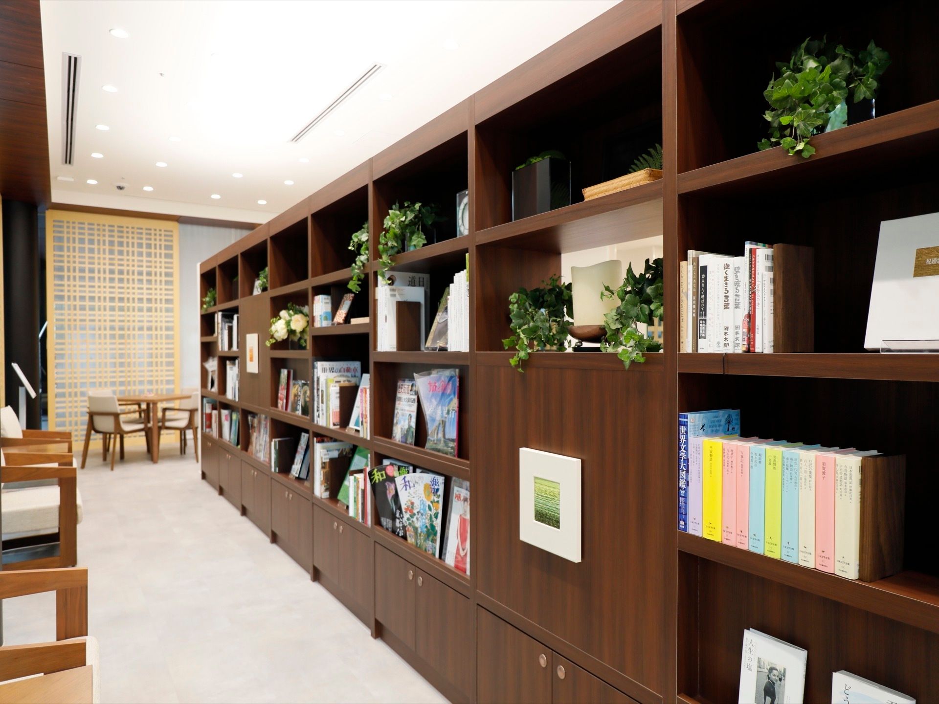 多くの書籍や雑誌があり、入居者様は自由に読むことができる。椅子を用意しており、座ってじっくりと楽しむことができる。