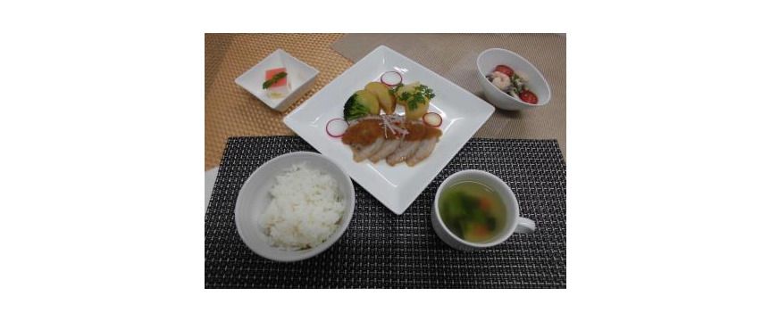 照り焼きチキンときんぴらと、いくらとオクラのサラダと味噌汁のセット
