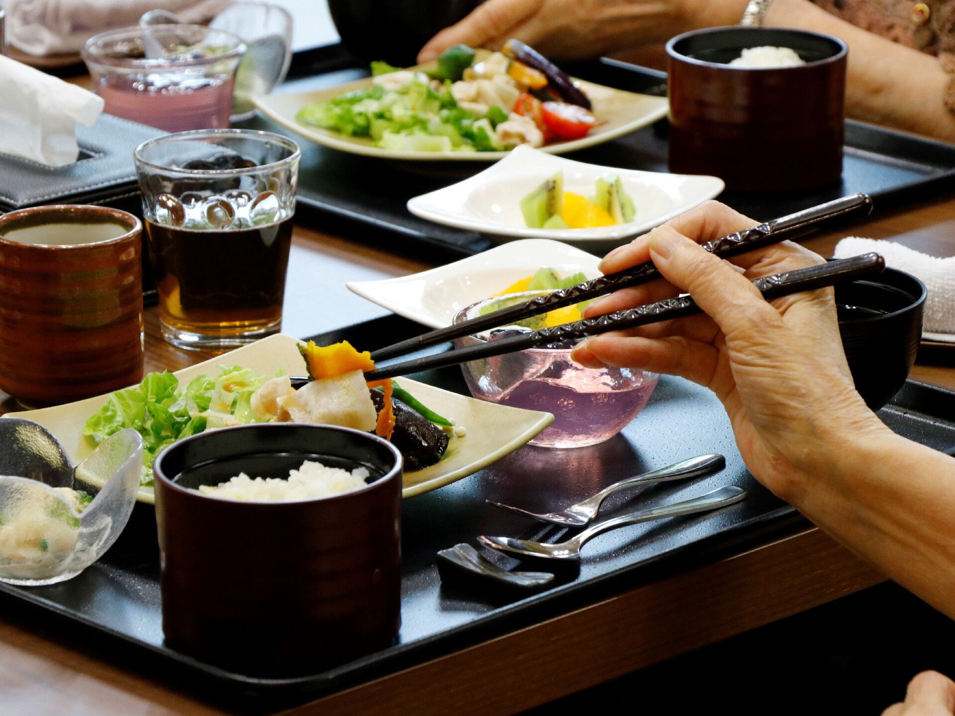 ローストビーフやパンとスープ、デザートのフルーツやケーキが付いた洋食