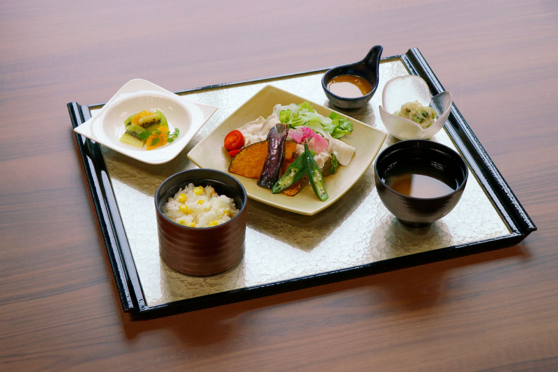 オムレツとマカロニサラダとスープとパンのセット