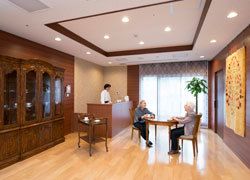 施設内には喫茶コーナーがあり、お茶を飲みながら会話を楽しむことができるスペースである。明るく、広々とした空間である。