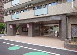 玄関前のスペースは広々としており、屋根が設置されている。雨の日も、濡れることなく施設内に入ることができる。