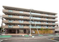 施設はブラウンの外壁で、５階建ての落ち着いた雰囲気の建物である。建物の前のスペースは駐車場になっており、車での来訪も便利である。