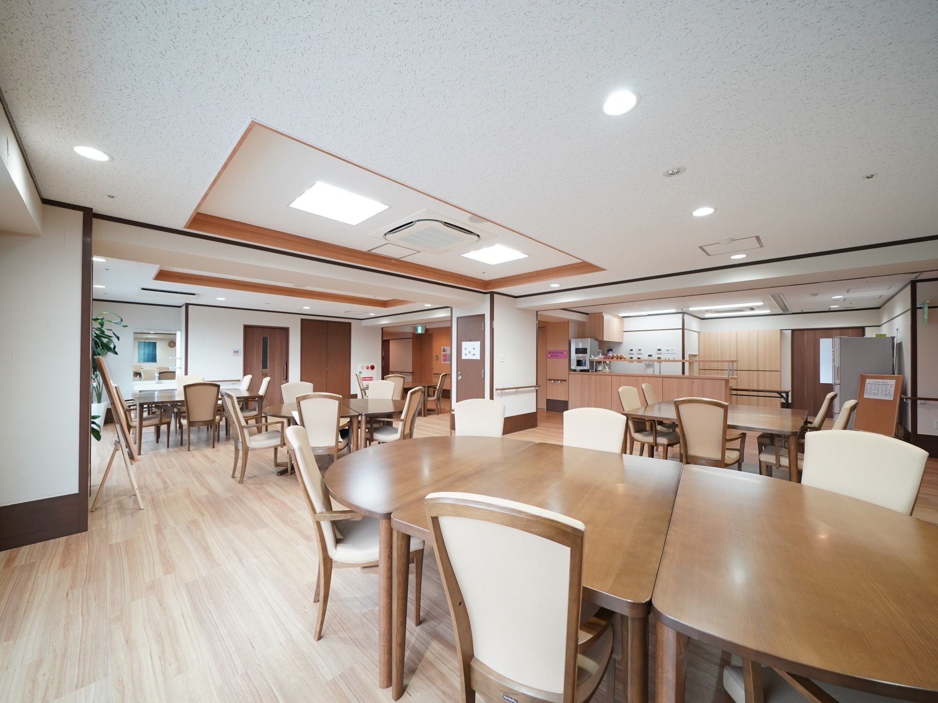 明るく広々とした食堂には、５人掛けのテーブルセットが５つ配置されている。壁には手すりがついているため、安全に移動ができる。